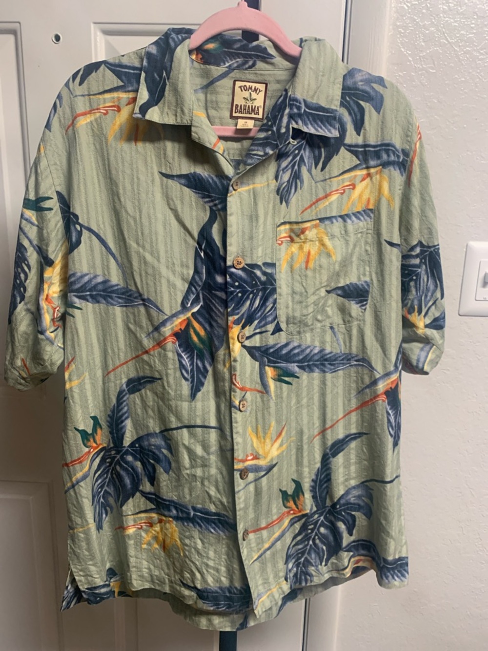 Tommy Bahama silk tropical Hawaiian button down mens shirt medium